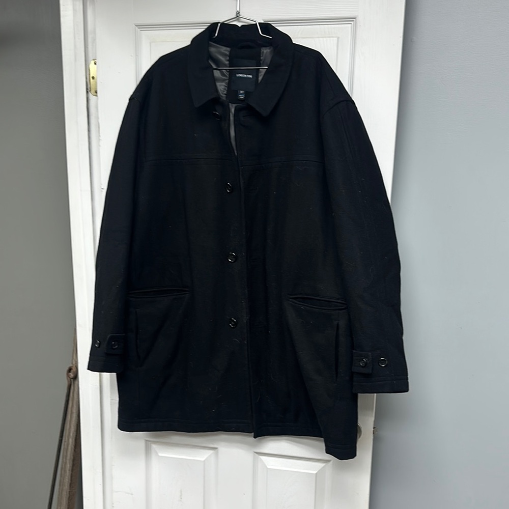 Black Trench Coat with Classic Collar and Long Sleeves
